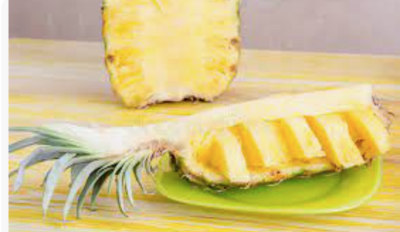 Acelgas con huevos cocidos y 1 tajada de piña por persona.